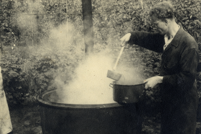 811769 Afbeelding van een medewerker van de, door de Carrosserie- en Constructiewerkplaatsen N.V. Jan Jongerius ...